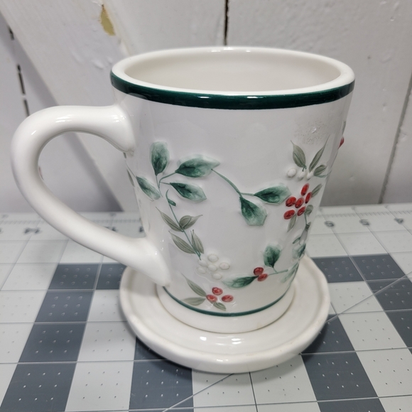 Pfaltzgraff Winterberry Embossed Coffee Tea Chocolate 12oz Mug Cover set - Lot 2 - Picture 5 of 13